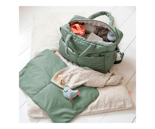 En balade avec bébé : que mettre dans le sac à langer