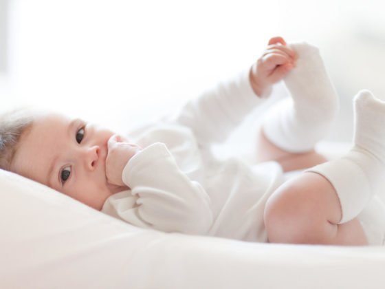 Tour de lit bébé gris blanc décoré - Espacebambin
