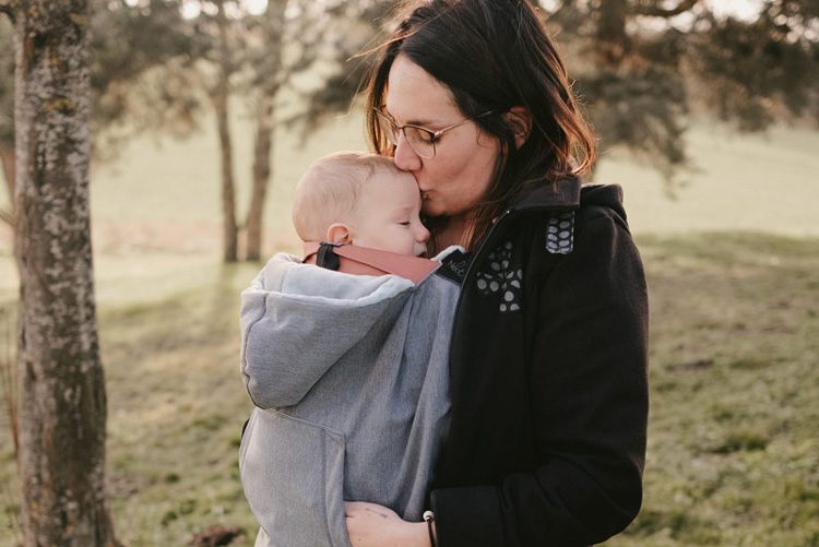L'écharpe de portage : 10 bonnes raisons de l'utiliser pour porter son bébé  
