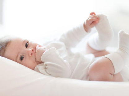Tour de lit bébé gris blanc décoré - Espacebambin